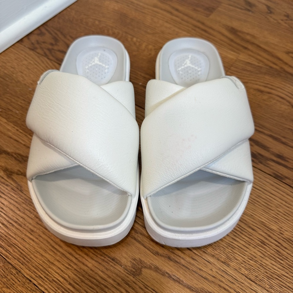 Jordan Sophia plush Slides‎ women’s size 8, white, sandals